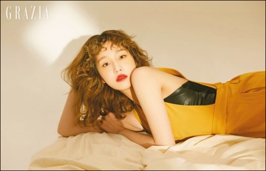 가수 박보람이 패션 매거진 그라치아 3월호에서 몽환적인 뷰티 화보의 모델로 분했다.ⓒ그라치아
