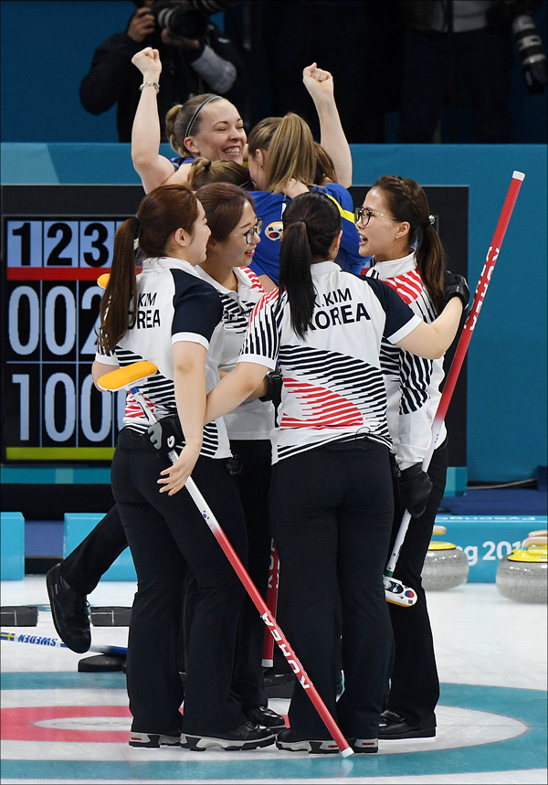 25일 오전 강원도 강릉 컬링센터에서 열린 2018 평창동계올림픽 여자 컬링 결승전 한국 대 스웨덴의 경기에서 은메달을 확정지은 한국 대표팀이 서로 격려하고 있다.ⓒ2018평창사진공동취재단