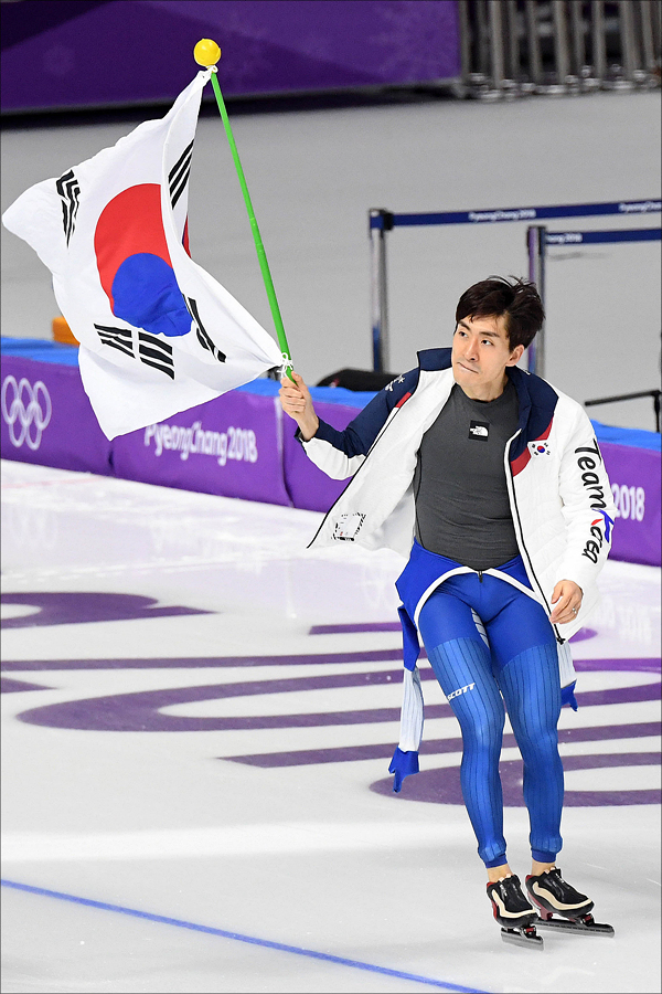 이승훈이 평창동계올림픽 폐회식에서 우리 선수단 기수로 태극기를 들고 입장했다. ⓒ 2018평창사진공동취재단