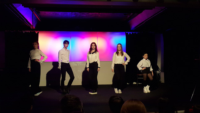 스웨덴 청소년으로 구성된 Kpop 댄스 그룹의 공연. (사진 = 이석원)