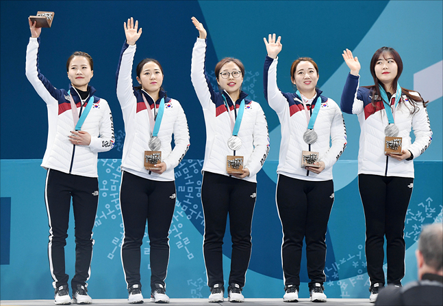 평창동계올림픽에서 아시아 최초로 역사적인 컬링 은메달을 따낸 여자컬링 대표팀. ⓒ 2018평창사진공동취재단