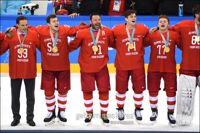 국제올림픽위원회(IOC)는 금메달 시상식에서 러시아 국가를 부른 ‘러시아 출신 올림픽 선수’(OAR) 남자 아이스하키 선수들을 제재하지 않는다고 밝혔다. ⓒ 게티이미지