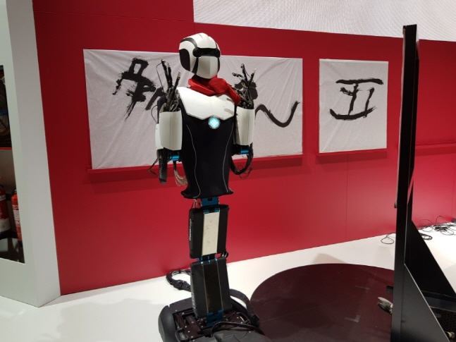 NTT도코모의 붓글씨 선보이는 로봇의 모습. ⓒ 데일리안 이호연 기자 