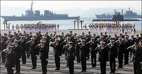 경남 해군사관학교 연병장에서 열린 제117기 해군·해병대 사관후보생 임관식에서 신임 해군 소위들이 경례하고 있는 모습. ⓒ연합뉴스