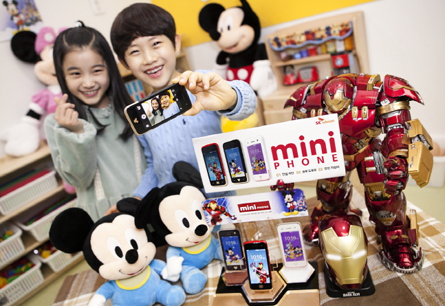 SK텔레콤이 어린이 전용 스마트폰‘쿠키즈 미니폰’을 출시했다. ⓒ SKT
