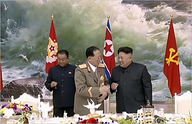 김정은 노동당 위원장이 지난해 6차 핵실험에 참여한 핵 과학자·기술자를 위한 축하연회에 참석하고 있다. ⓒ연합뉴스