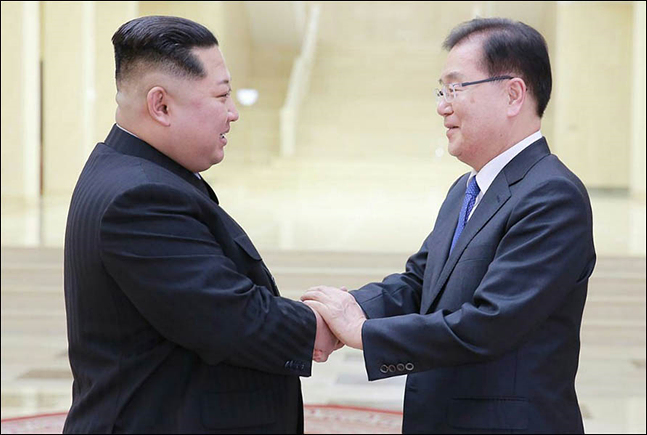 청와대 국가안보실장인 정의용 수석특사가 5일 평양에서 김정은 북한 노동당 위원장을 만나고 있다. ⓒ청와대