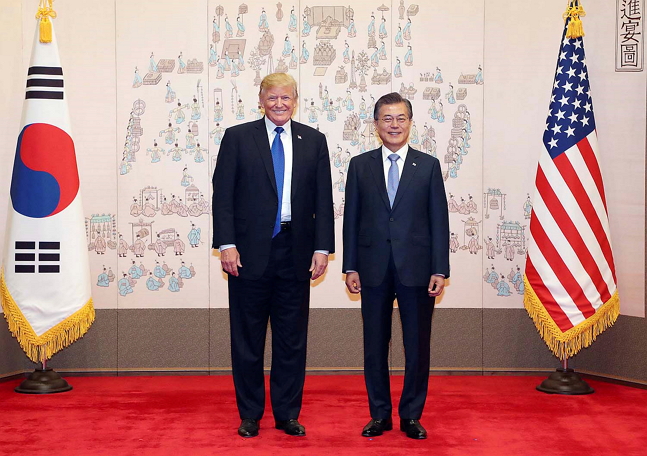 도널드 트럼프 미국 대통령이 지난해 11월 한국을 국빈방문해 문재인 대통령과 기념촬영을 하고 있다. ⓒ청와대
