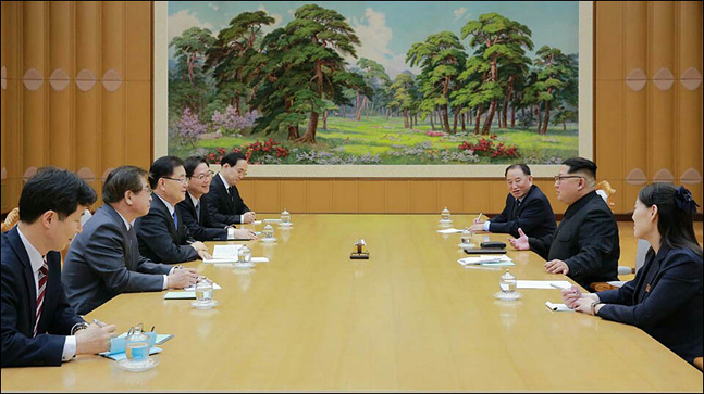 우리 대북 특사단은 김정은 위원장과 면담하는 모습 (자료사진) ⓒ청와대