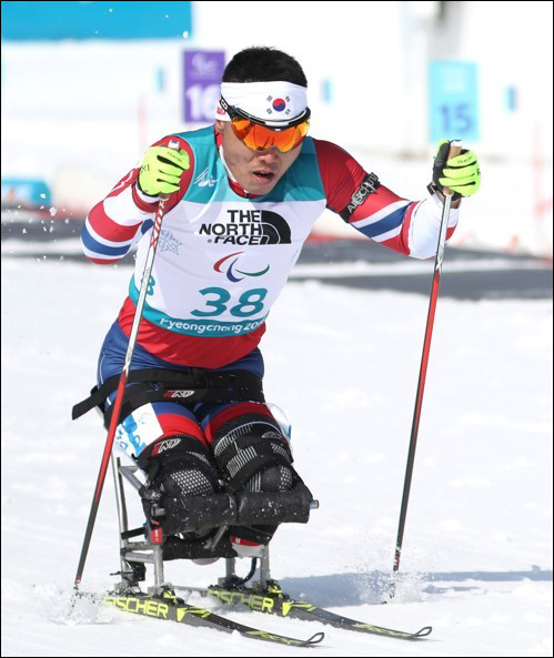 크로스컨트리스키 남자 15km 좌식 종목에서 동메달을 목에 건 신의현. ⓒ 연합뉴스