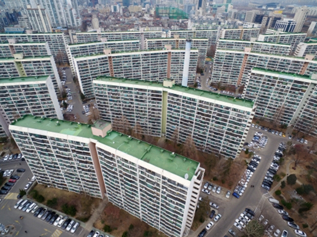 연일 상승세를 이어가던 서울 재건축 아파트들의 호가가 대출규제와 양도세 중과가 맞물리며 내림세를 나타냈다. 서울 강남구 대치동 은마아파트 전경.(자료사진) ⓒ연합뉴스