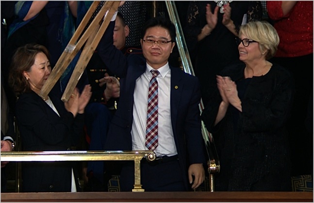 한쪽 팔과 다리를 잃은 탈북민 지성호 씨(오른쪽 두 번째)가 지난 1월 진행된 도널드 트럼프 미국대통령의 국정연설에서 소개받고 있다. ⓒ가디안 뉴스 캡처
