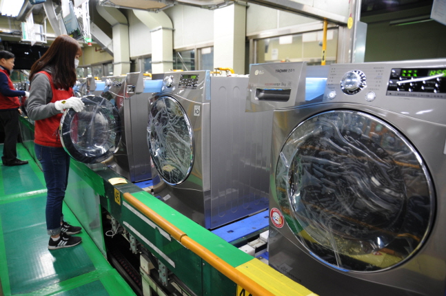 LG전자 한 직원이 14일 경남 창원 건조기 공장에서 생산된 제품을 점검하고 있다.ⓒLG전자