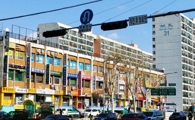 본격적인 봄 이사철을 앞두고 서울 대표 주거지역으로 꼽히는 강남에서는 여전히 전세난이 계속되고 있다. 강남구 대치동의 한 공인중개소 밀집 상가 모습.ⓒ원나래기자