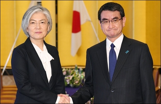 강경화 외교부 장관(왼쪽)과 고노 다로 일본 외무상이 지난 1월 일본 도쿄 이쿠라 공관에서 회담을 앞두고 악수를 하고 있다. ⓒ연합뉴스 