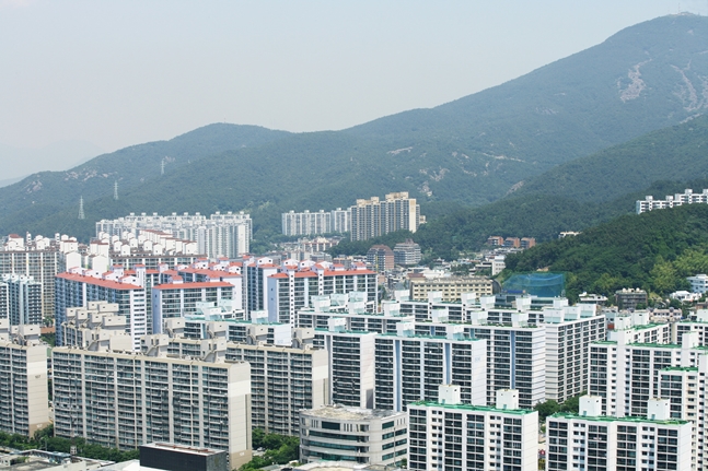 서울과 부산의 대규모 정비사업이 착공과 함께 일반분양을 예고하고 있다. 사지은 부산 아파트 전경. ⓒ게티이미지뱅크