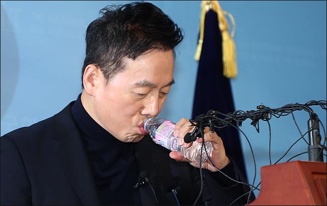 정봉주 전 의원이 3월 12일 국회 정론관에서 성추행 의혹에 대해 반박 기자회견을 하며 물을 마시고 있다.  ⓒ데일리안 박항구 기자