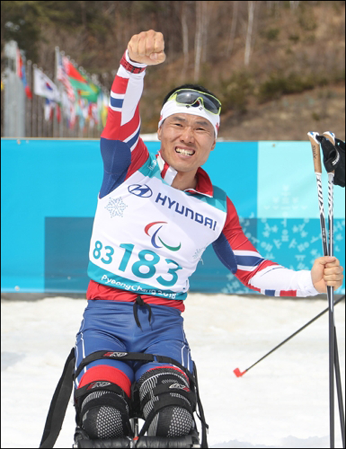 평창동계패럴림픽 크로스컨트리 남자 7.5km 좌식 부문에서 금메달을 획득한 신의현. ⓒ 연합뉴스