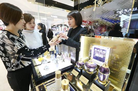 중국 상하이 빠바이반 백화점의 LG생활건강 '후' 매장에서 고객들이 제품에 대한 설명을 듣고 있다.ⓒLG생활건강