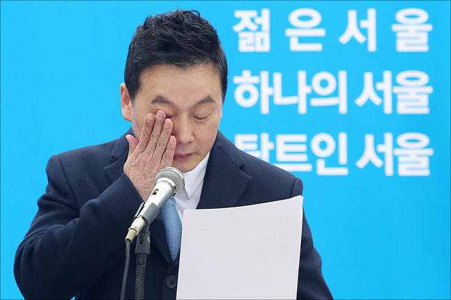 정봉주 전 의원이 18일 서울 마포구 경의선숲길에서 가진 서울시장 출마선언 기자회견에서 눈물을 흘리고 있다. ⓒ데일리안 홍금표 기자