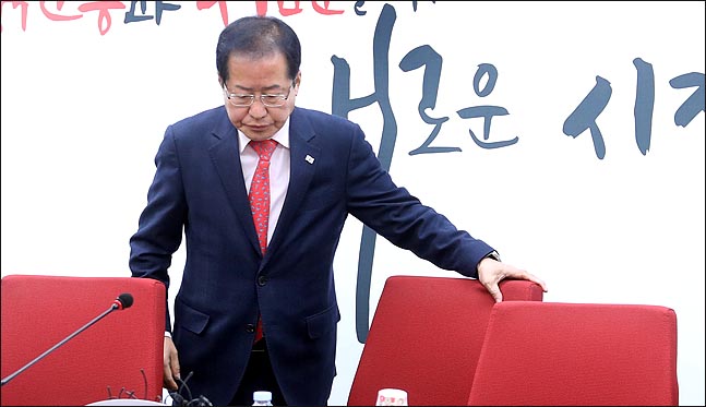 홍준표 자유한국당 대표가 3월 2일 서울 여의도 당사에서 열린 확대당직자회의에 참석하고 있다. ⓒ데일리안 박항구 기자