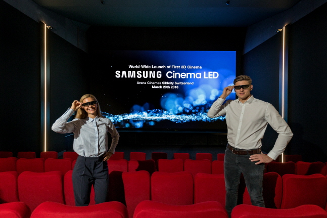 삼성전자 모델들이 20일(현지시간) 스위스 취리히 실시티 쇼핑몰에 위치한 아레나 시네마에서 3D 영화 관람용 입체 안경을 쓰고 세계 최초 '3D 시네마 LED' 상영관을 소개하고 있다.ⓒ삼성전자
