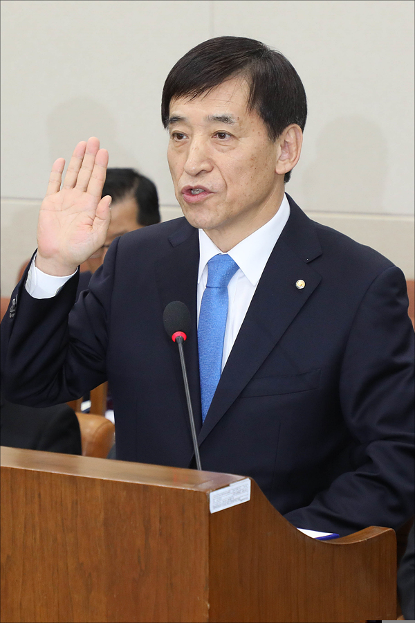 이주열 한국은행 총재가 21일 국회에서 열린 인사청문회 모두 발언에 앞서 선서하고 있다.ⓒ데일리안