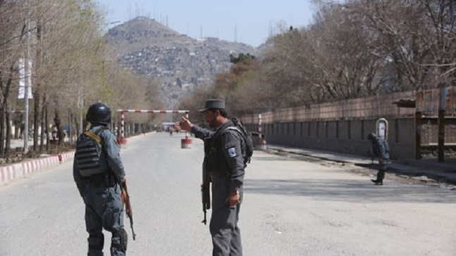 21일 아프가니스탄 수도 카불에서 발생한 자폭테러로 경찰이 거리를 순찰하고 있다. ⓒ연합뉴스