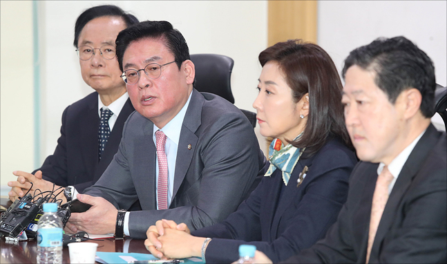 22일 국회 의원회관에서 열린 자유한국당 비홍계 중진의원 회동에서 정우택 의원이 발언을 하고 있다. ⓒ데일리안 홍금표 기자