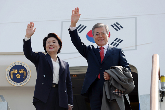 문재인 대통령과 김정숙 여사가 22일 베트남, UAE 순방차 서울공항에서 출국하기 전 청와대 직원들의 환송을 받고 있다. ⓒ청와대
