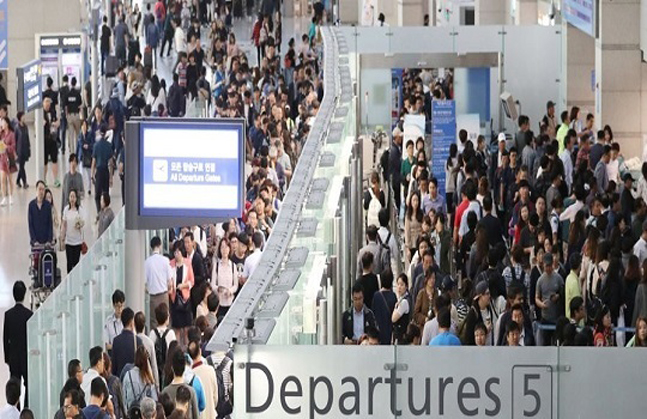 인천공항을 찾은 여행객들이 출국 심사를 받기 위해 줄을 서고 있다.ⓒ연합뉴스