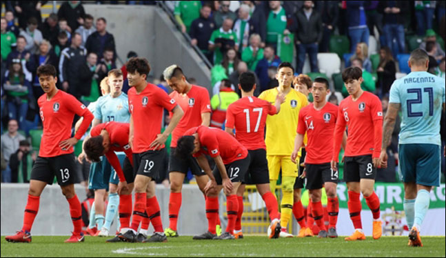 한국 선수들이 영국 벨파스트 윈저파크경기장에서 열린 북아일랜드 평가전에서 1-2로 역전패 당한 뒤 아쉬워하며 그라운드를 떠나고 있다. ⓒ 연합뉴스