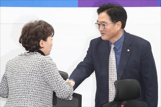 (왼쪽부터)김현미 국토교통부 장관, 우원식 더불어민주당 원내대표ⓒ데일리안 홍금표 기자
