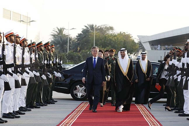 문재인 대통령이 27일 두바이 왕실공항 출발해 귀국길에 오르고 있다. ⓒ청와대