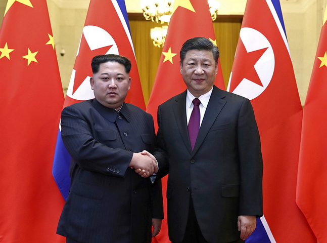 중국을 방문한 김정은 북한 노동당 위원장이 27일 시진핑 중국 국가주석과 악수를 나누고 있다. ⓒ연합뉴스