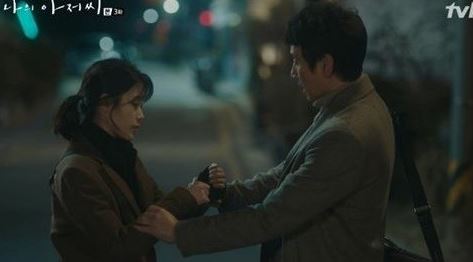 28일 방송된 tvN 수목드라마 ‘나의 아저씨’ 3회는 평균 3.4% 최고 3.9%(케이블, 위성, IPTV 포함된 유료플랫폼 가구 시청률, 닐슨코리아)를 기록했다. ⓒ tvN