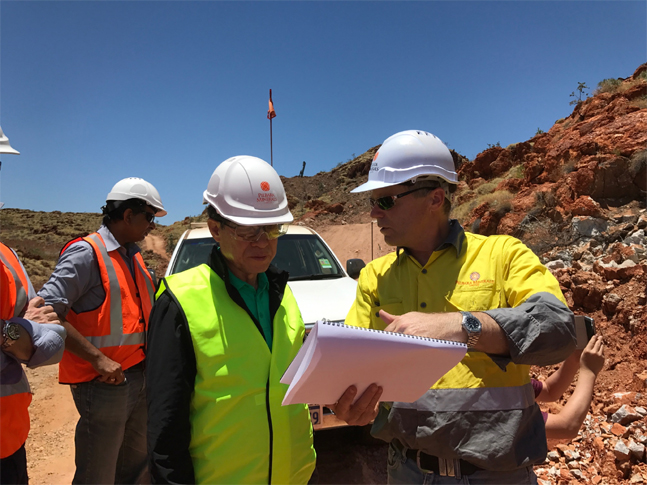 권오준 포스코 회장이 지난해 11월 호주 필바라의 리튬광산을 방문해 현장을 점검하고 있다.ⓒ포스코