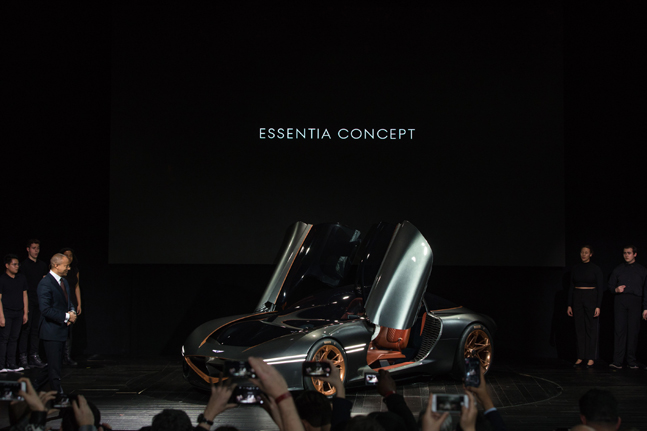 제네시스 브랜드가 29일(현지시간) 미국 뉴욕 ‘제이콥 재비츠 센터’에서 개막한 ‘2018년 뉴욕 국제 오토쇼’에서 전기차 기반 콘셉트카 ‘에센시아 콘셉트(Essentia Concept)’를 공개하고 있다.ⓒ제네시스
