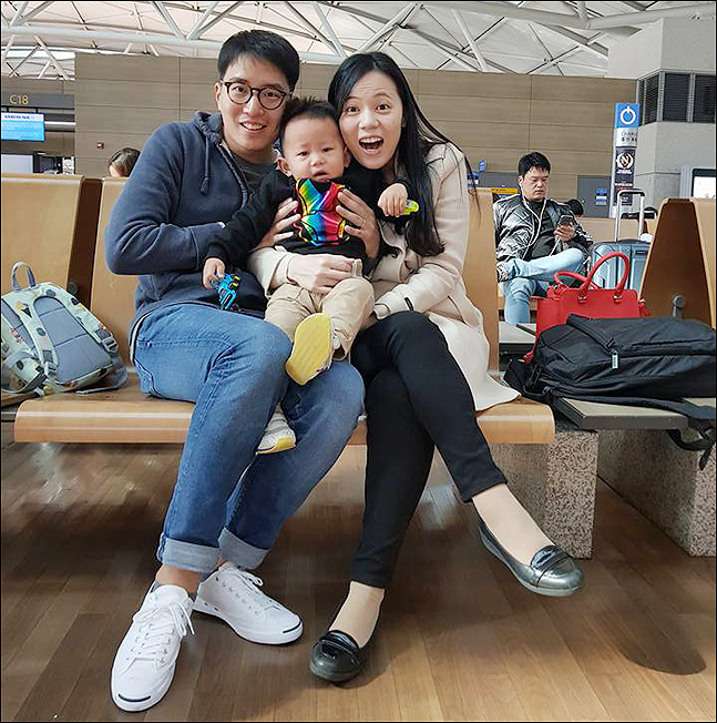 김범배 씨는 평균 두 달에 한 번 씩 한국에 간다. 번거로움 보다는 가족을 만난다는 기쁨이 앞선다. 사진은 아내 박노을 씨와 아들 시원이와 함께 인천공항에서 헤어짐의 시간. (사진 = 김범배 제공)
