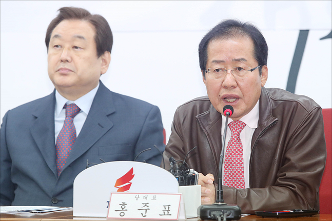 홍준표(오른쪽) 자유한국당 대표와 김무성 북핵폐기특별위원회 위원장. ⓒ데일리안DB