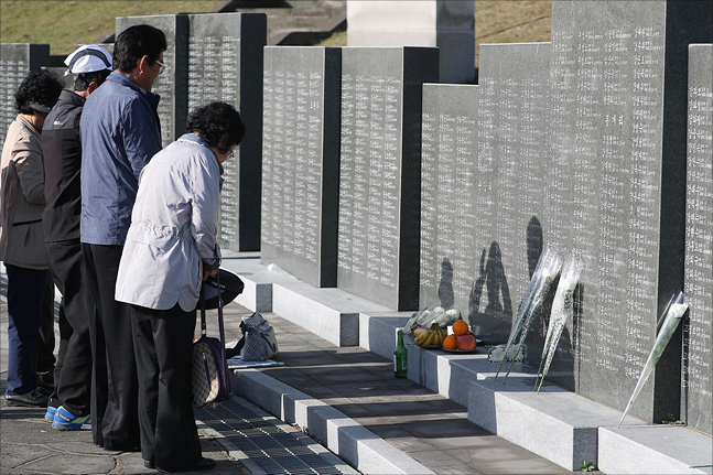 제주 4.3 사건 70주년이 되는 3일 제주특별자치도 제주 4.3 평화공원 묘역에서 유족들이 희생자 및 행불자들을 추모하고 있다. ⓒ데일리안 홍금표 기자 