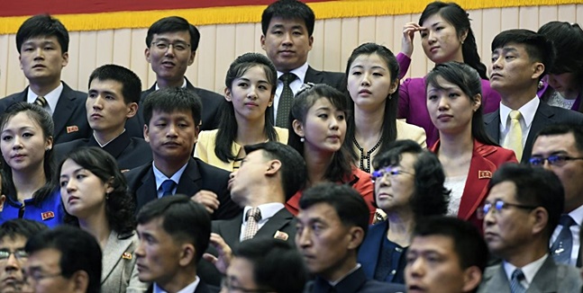 3일 오후 평양 류경정주영체육관에서 열린 남북합동공연, '우리는 하나' 를 북한 관객들이 감상하고 있다 ⓒ연합뉴스
