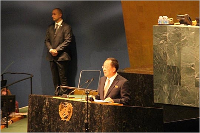 리용호 북한 외무상이 2016년 9월 미국 뉴욕 유엔본부에서 열린 제 71차 유엔총회 기조연설에서 핵 무기 보유의 정당성을 주장하고 있다. ⓒ연합뉴스