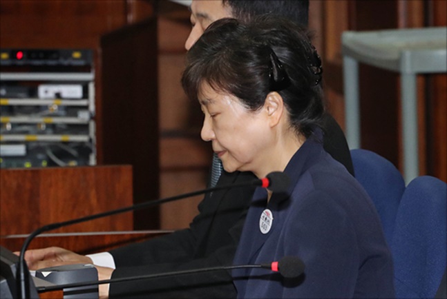박근혜 전 대통령이 2017년 5월 23일 오전 서울 서초구 서울중앙지방법원에서 열린 첫 공판에 출석하기 위해 법정에 들어서고 있다. ⓒ데일리안