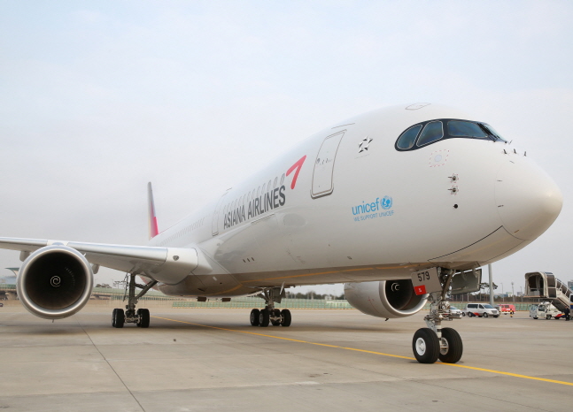 아시아나항공에서 새로 도입한 A350 5호기가 프랑스 툴루즈를 출발해 11일 인천공항에 도착하고 있다.ⓒ아시아나항공