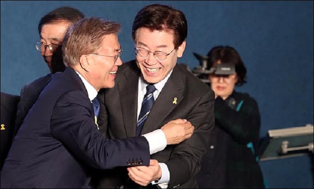 제19대 대통령 선거에서 당선이 확정된 문재인 더불어민주당 대선 후보가 2017년 5월 9일 저녁 서울 광화문 광장에서 열린 대국민 인사에서 이재명 성남시장과 포옹하고 있다. ⓒ데일리안 박항구 기자
