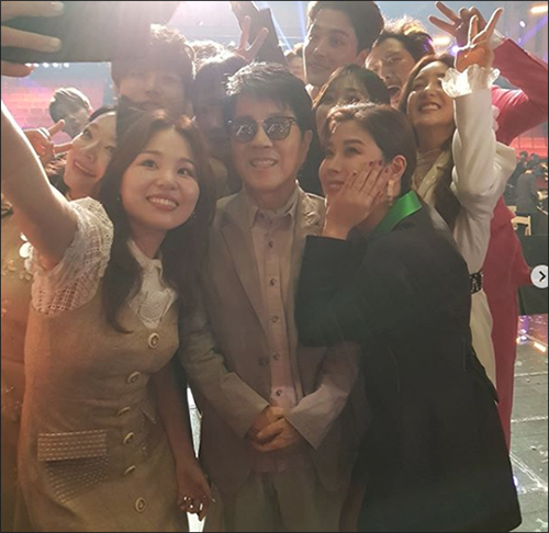 '불후의 명곡'에 참여한 가수들이 조용필과 함께 인증샷을 찍고 있다. ⓒ 김소현 인스타그램