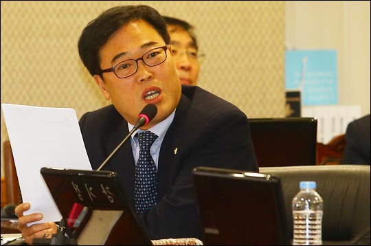 김기식 금융감독원장이 12일 대기업 후원을 통한 스탠퍼드대학 연수 의혹에 대해 반박에 나섰다. ⓒ데일리안