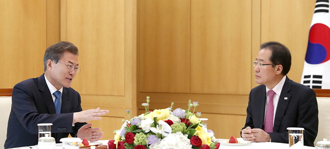 문재인 대통령이 13일 홍준표 자유한국당 대표를 청와대로 초청해 대화를 나누고 있다. ⓒ청와대 