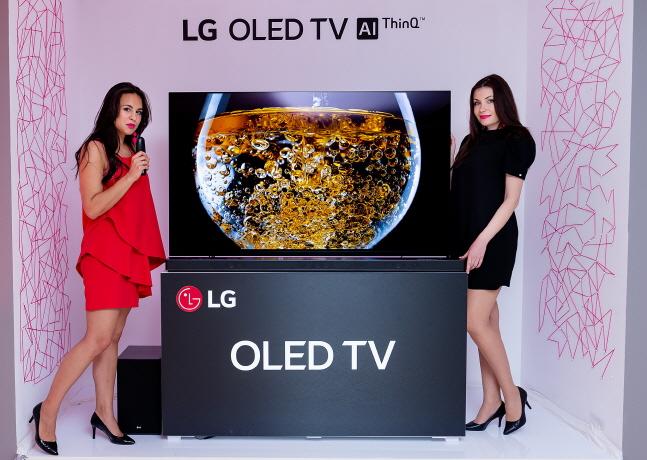 폴란드 바르샤바에서 열린 ‘LG 올레드 TV’ 신제품 발표회에서 모델들이 'LG 올레드 TV'를 소개하고 있다.ⓒLG전자